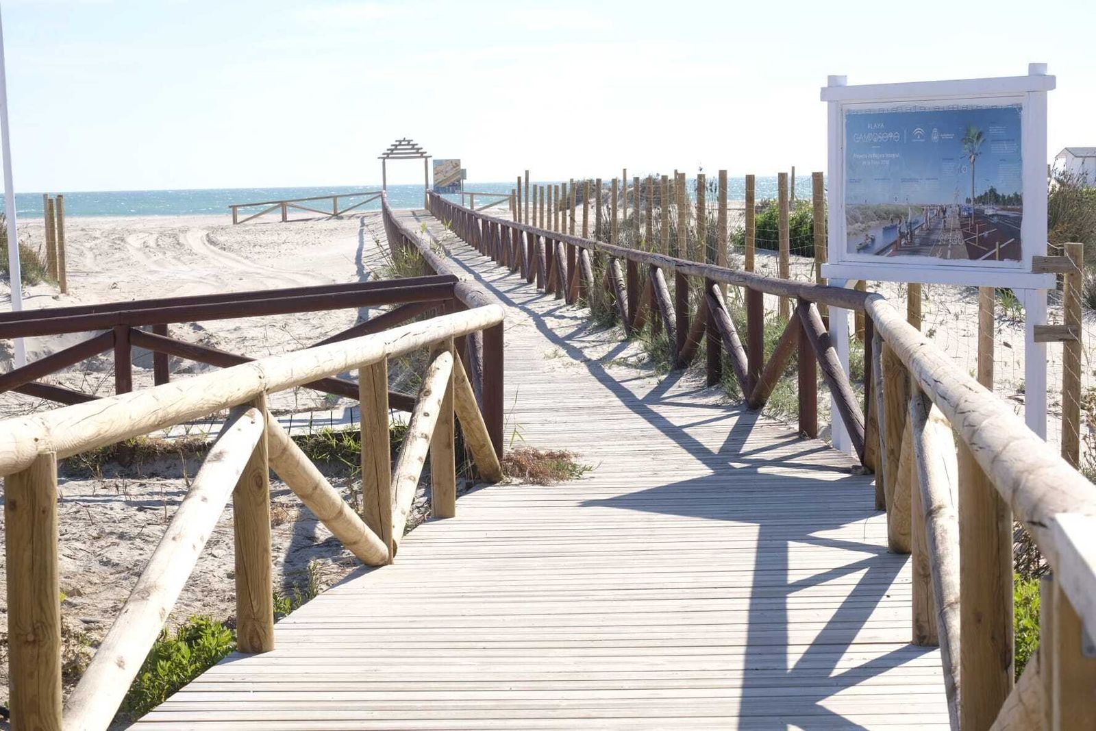 Uno de las pasarelas de acceso a la playa de Camposoto.