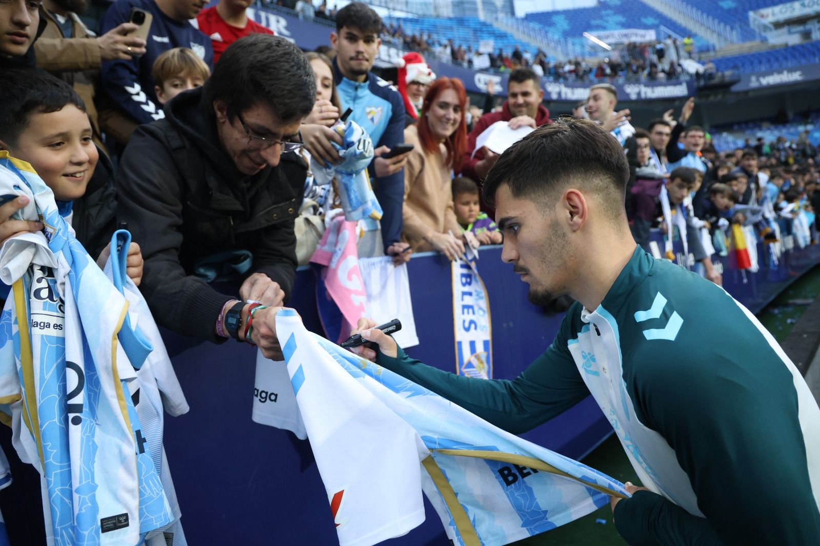 Búscate en las fotos del entrenamiento del Málaga CF en La Rosaleda