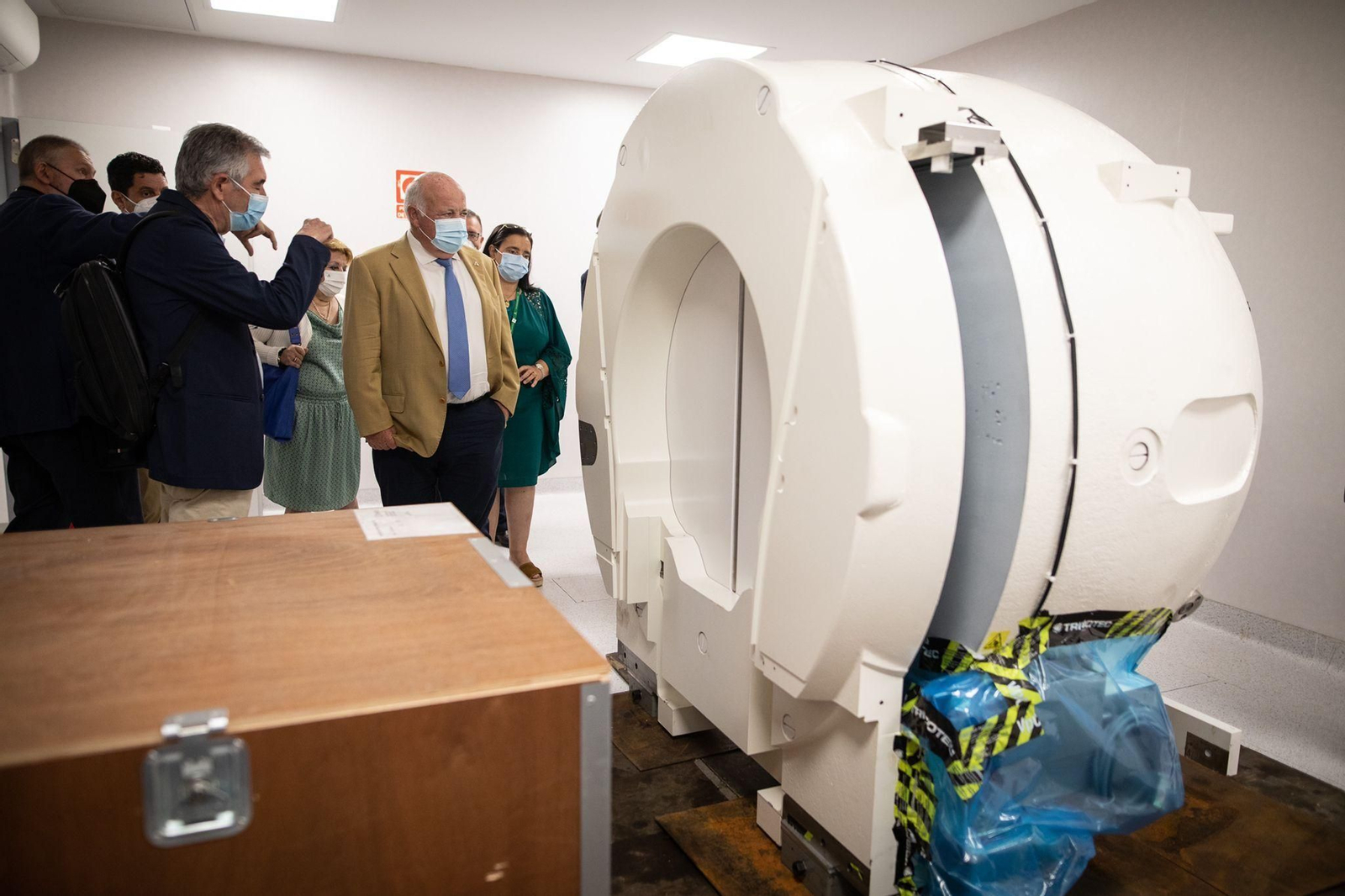 El consejero de Salud y Familias, Jesús Aguirre, en su visita al sistema de radiocirugía 'GammaKnife' de Granada este lunes