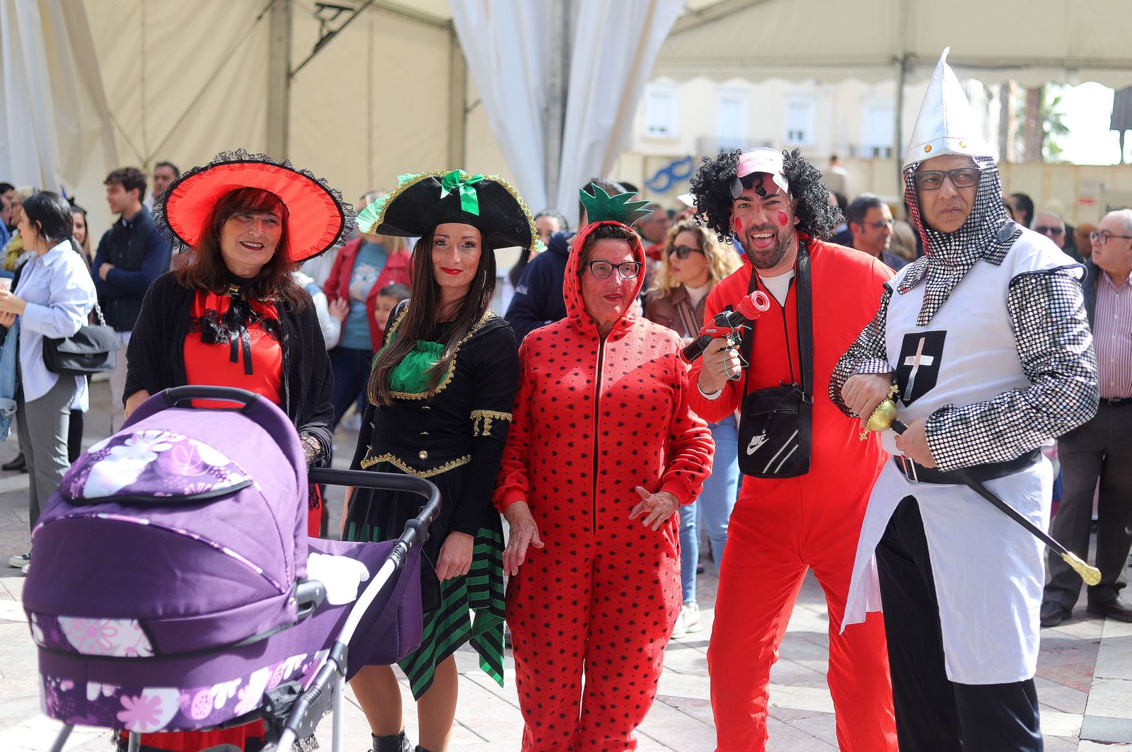 Imágenes del ambiente en la mañana de carnaval en Huelva