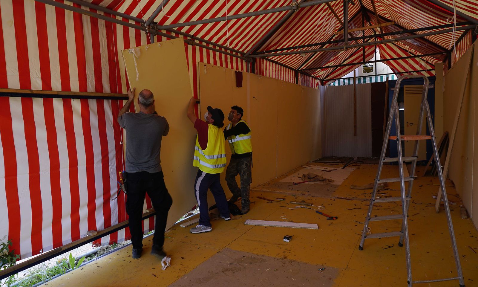 Coronavirus en Sevilla: Comienza el desmontaje de la feria