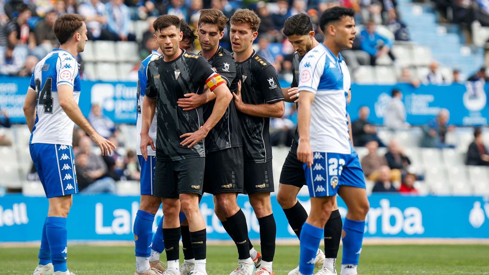 Iván, Manín y Mayorga, en una jugada de estrategia en Sabadell.