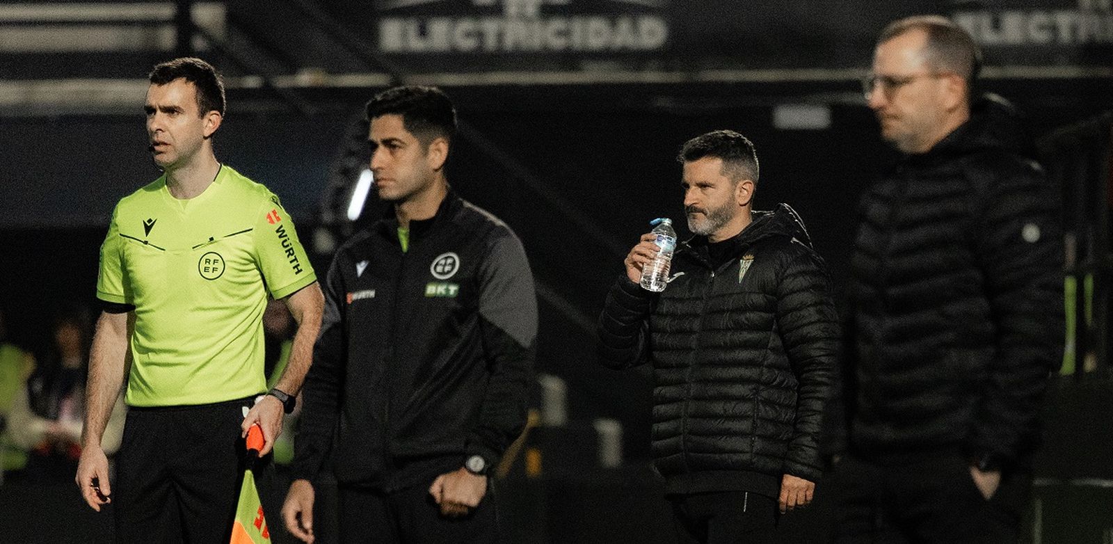 Iván Ania sujeta una botella de agua durante un lance del partido.