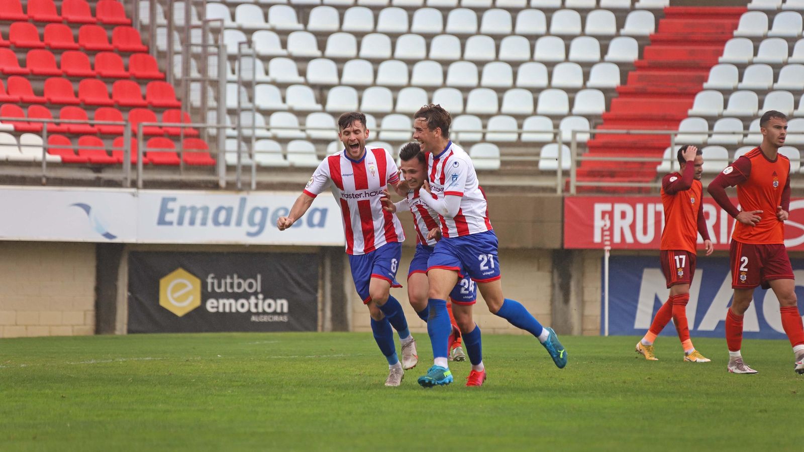 Los jugadores del Algeciras celebran un gol durante un partido en el Nuevo Mirador.