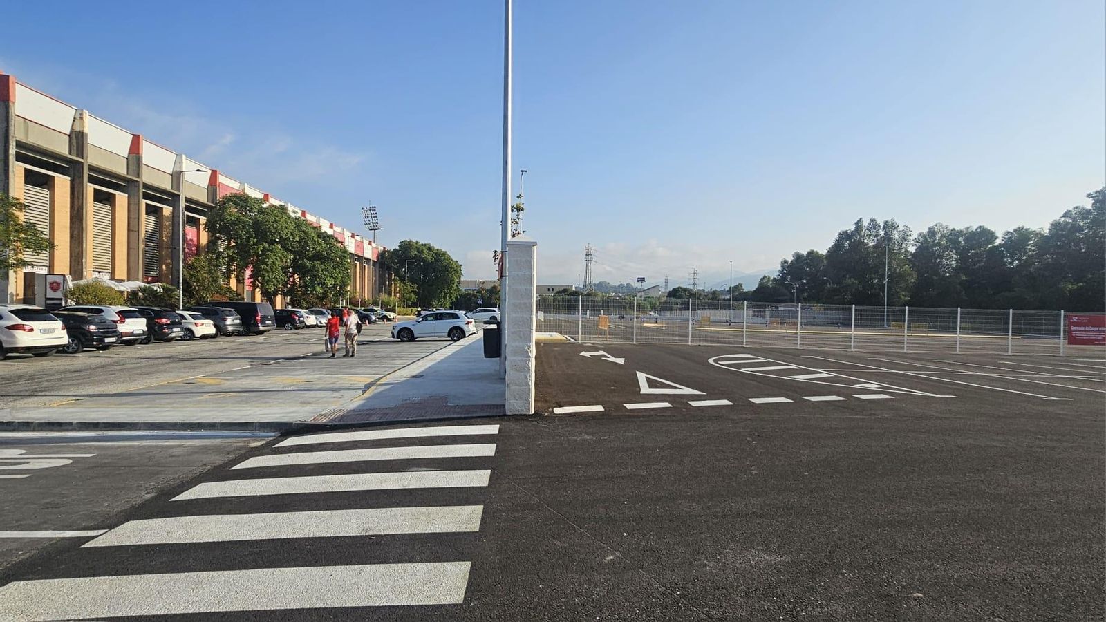 Zona de aparcamientos y de exámenes para conductores de automóviles frente a la fachada principal del Nuevo Mirador