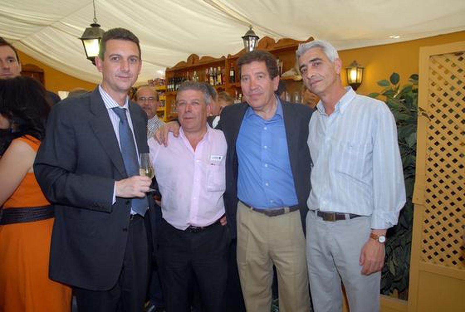 El gerente de Diario de Jerez, Miguel Berraquero, José Luis López, de Mesón ‘El Duque’, el alcalde de Puerto Real, José Antonio Barroso, y Joaquín del Valle, de IU. 

Foto: Manuel Aranda