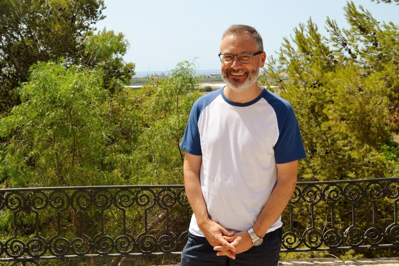 El dibujante, fotografiado en Motril con el Puerto al fondo.
