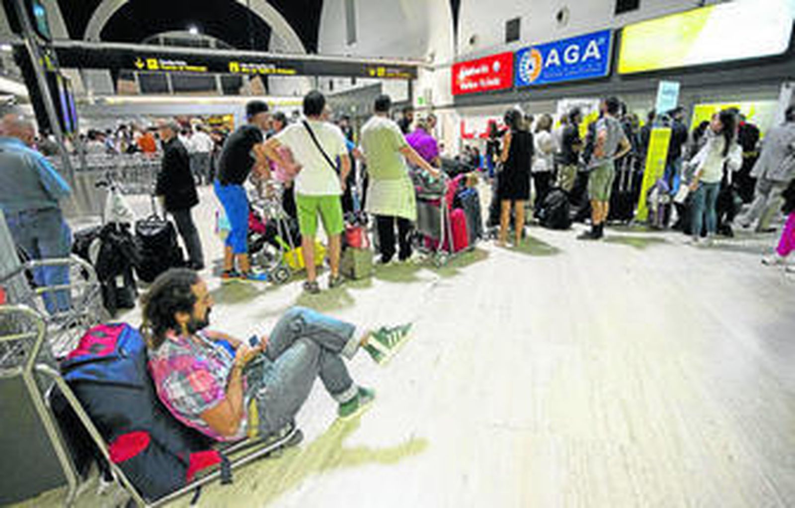Colas en los mostradores de facturación del aeropuerto de San Pablo, ayer por la tarde.