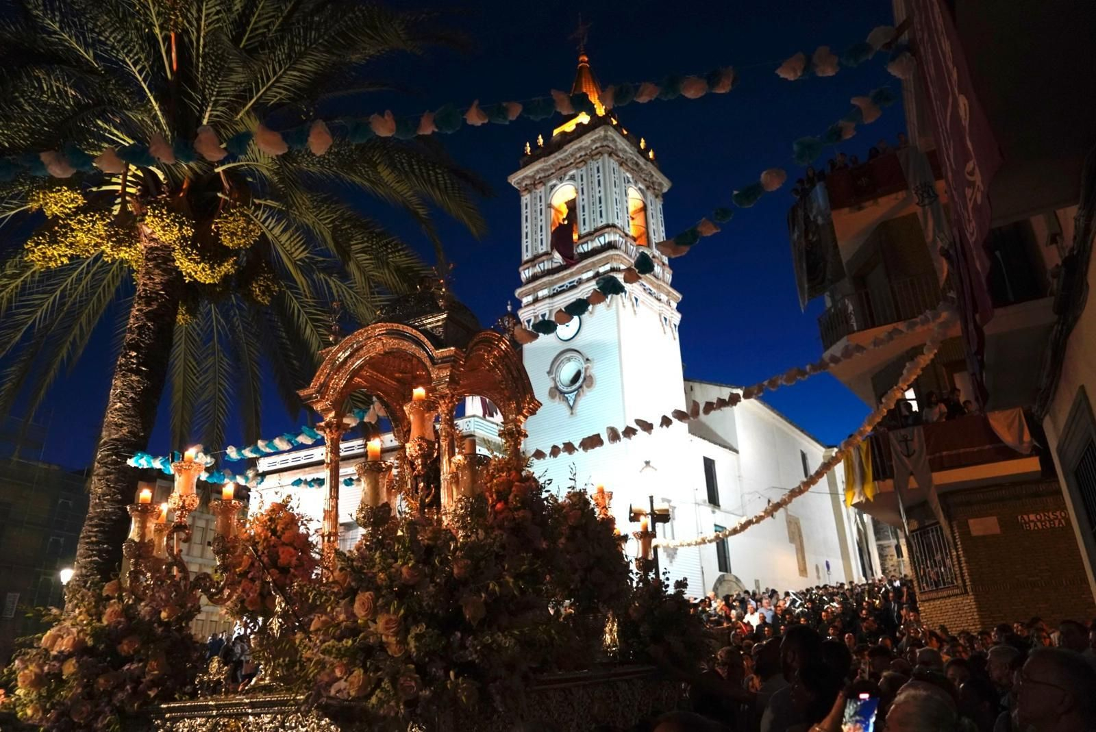 La Virgen de la Cinta emprendiendo su recorrido hacia el Conquero y dejando atrás la Parroquia Mayor de San Pedro.