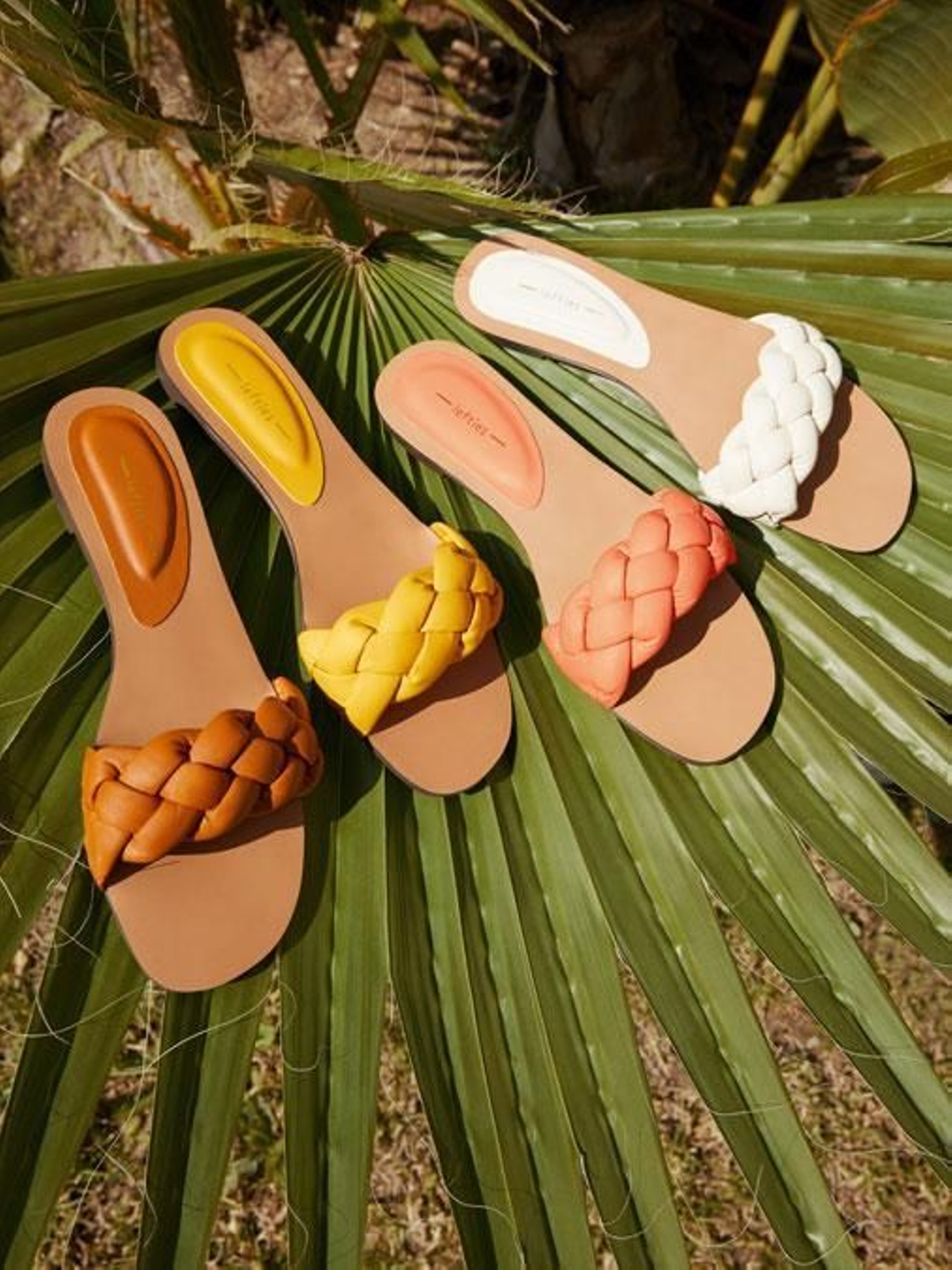 Sandalias planas y trenzadas de Lefties.
