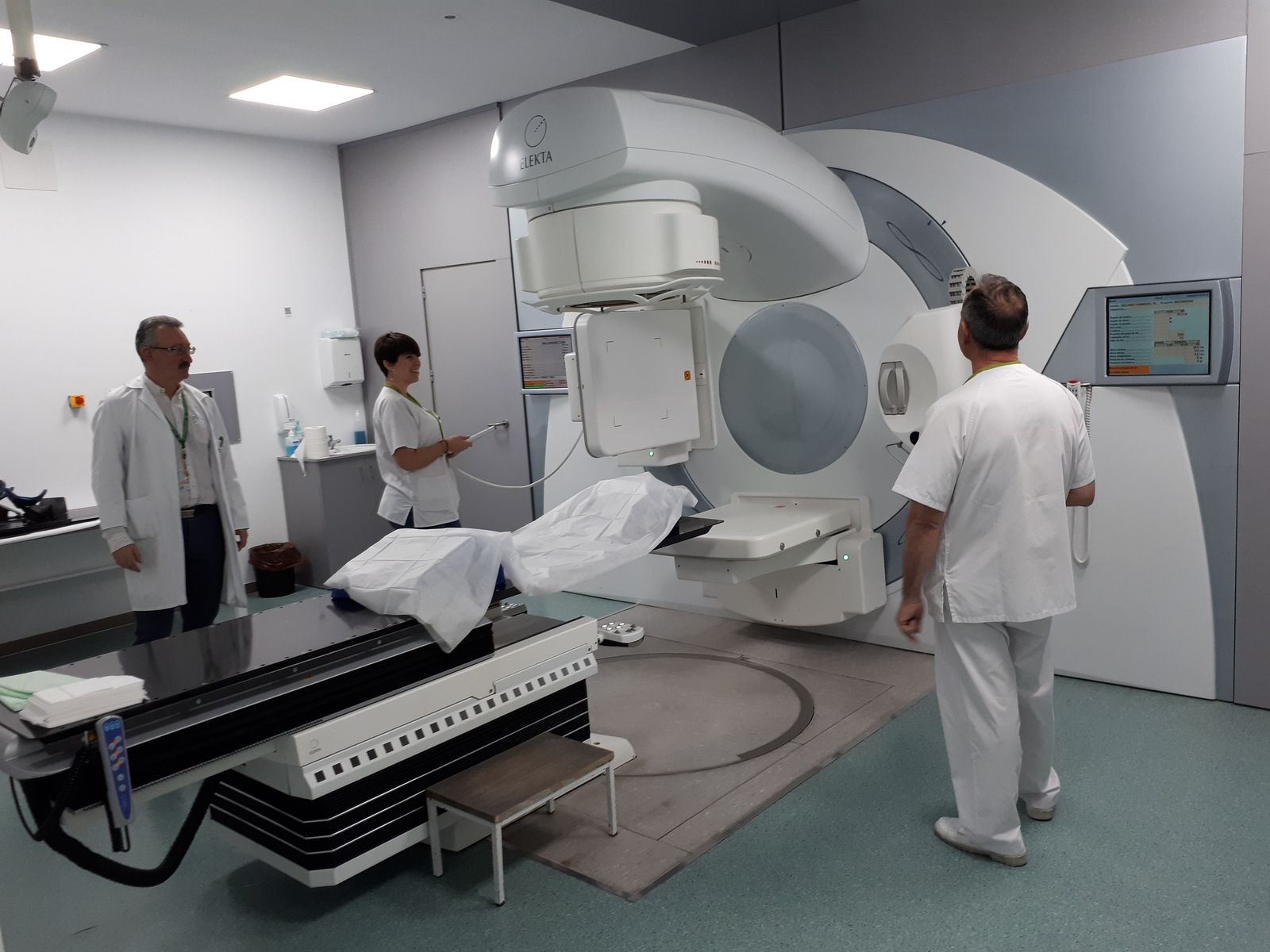 Profesionales trabajan en el acelerador del servicio de Radiofísica del Campus de la Salud.