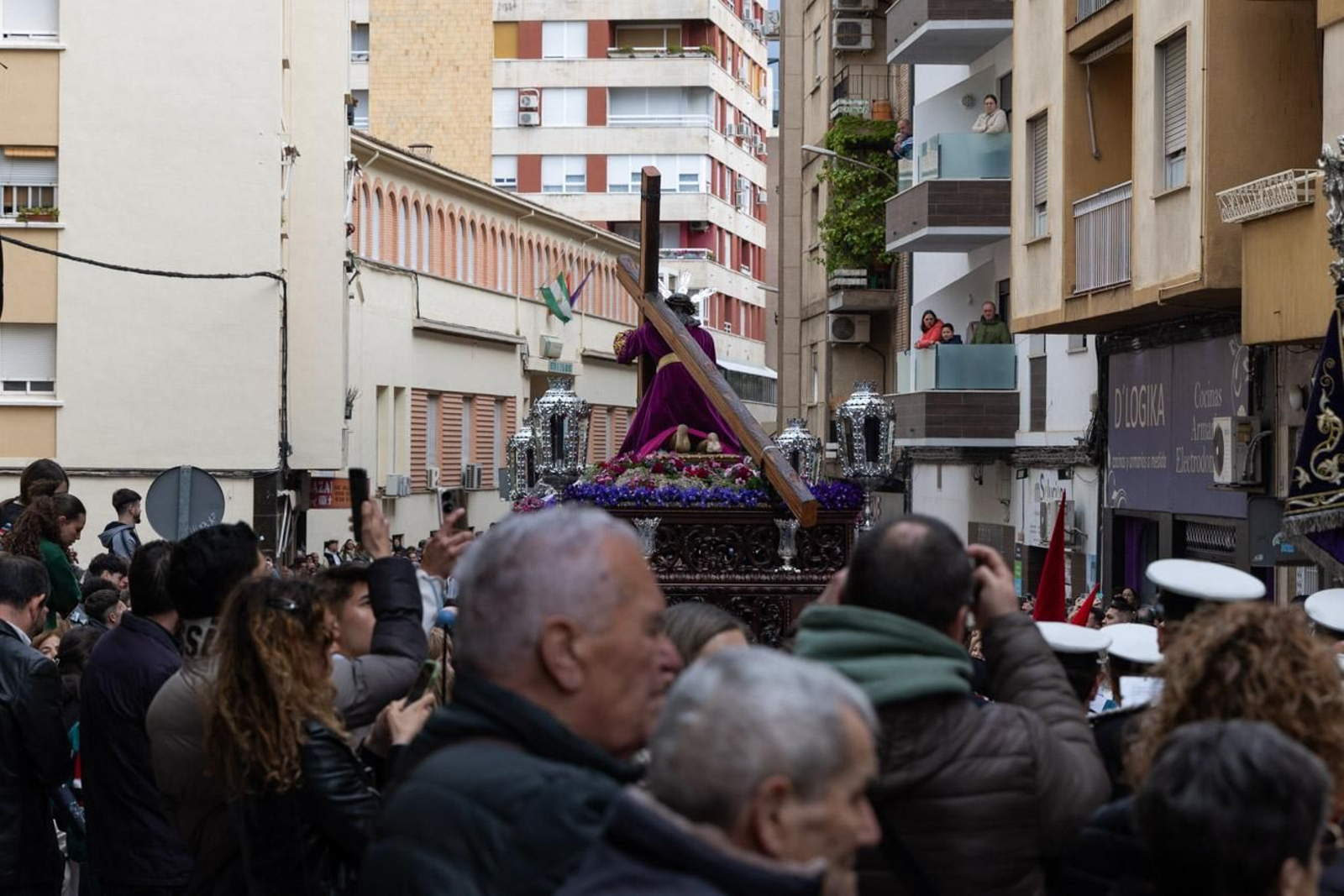 La temida lluvia impide el desarrollo normal de este Martes Santo