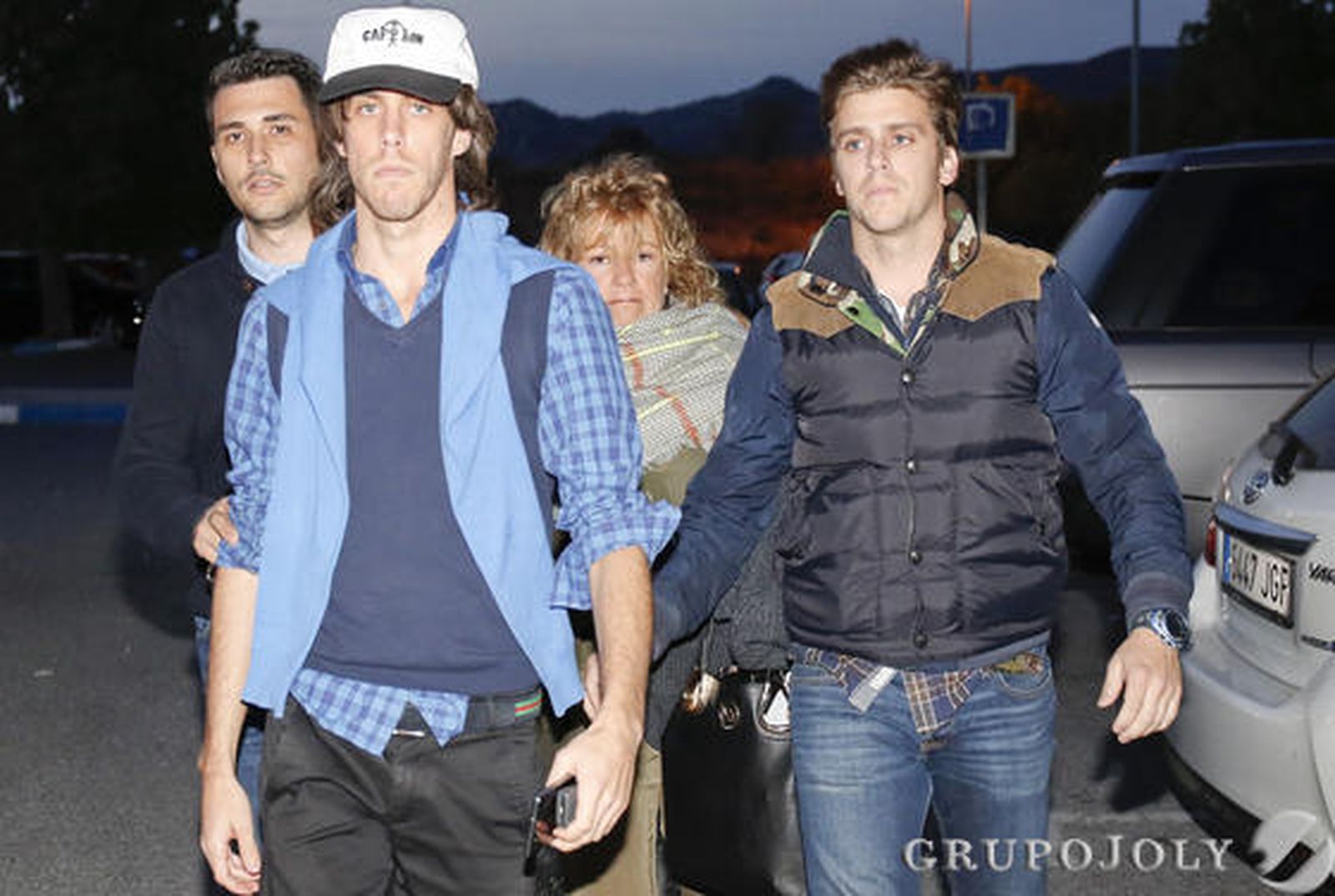 La exalcaldesa de Marbella, Marisol Yagüe, acompañada por sus hijos antes de entrar en la cárcel.

Foto: Javier Albiñana