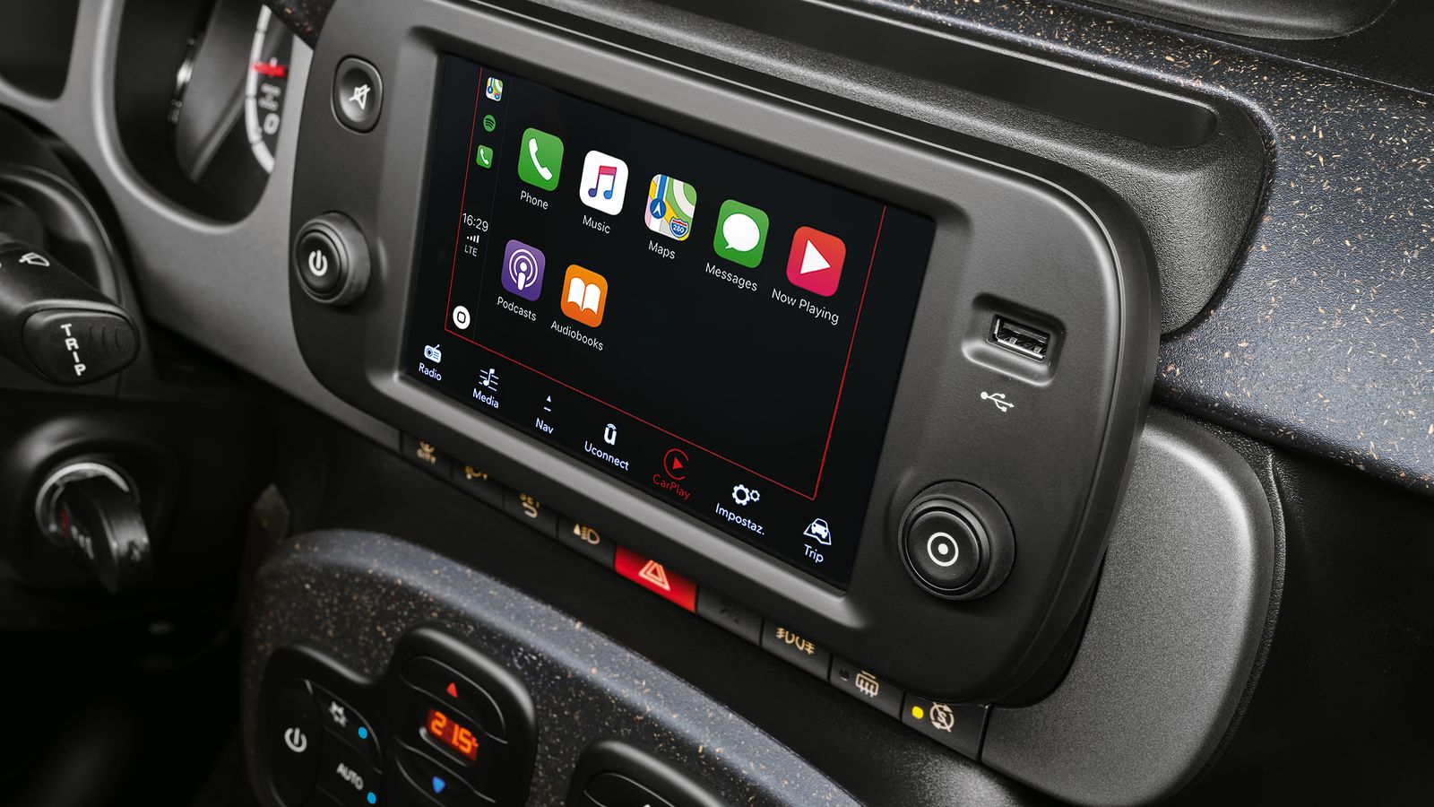 Esta pequeña pantalla es una de las grandes novedades de los Panda 2021. Se enlaza con los smartphone en el acabado Sport y los Cross.