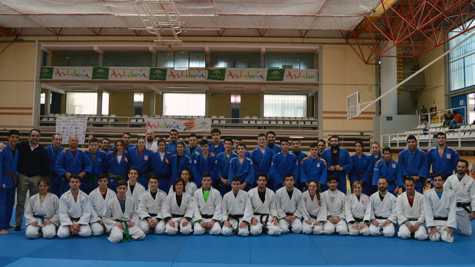 Foto de grupo con los judocas participantes