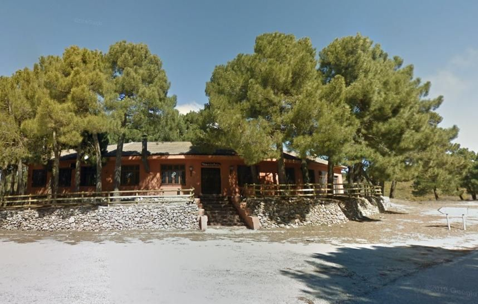 En la ya poco frecuentada A- 4050, en esta venta la carne de caza es un gran reclamo