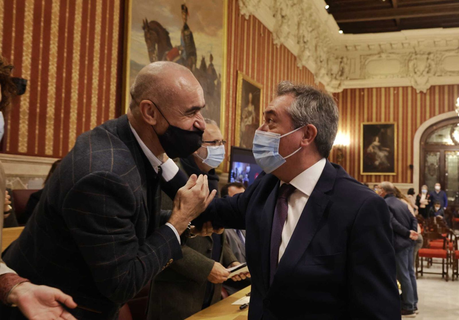 Juan Espadas saluda a su sucesor en la alcaldía de Sevilla, Antonio Muñoz