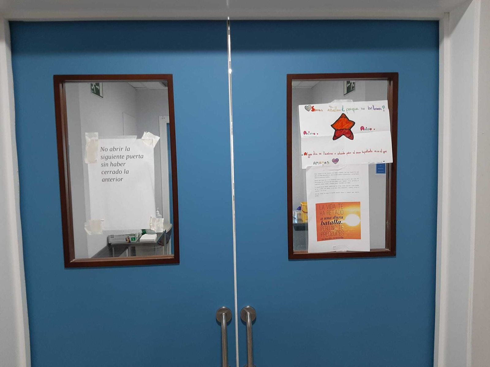 Coronavirus en Cádiz: Las imágenes de los dibujos que se han colocado en los hospitales Puerta del Mar y de Puerto Real