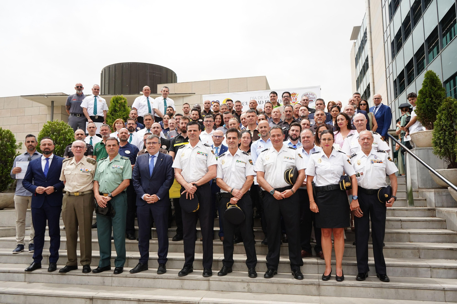 Los homenajeados junto al subdelegado del Gobierno.