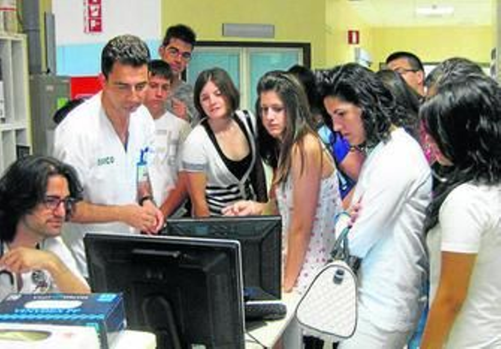 Los alumnos durante la visita al Hospital de Poniente.