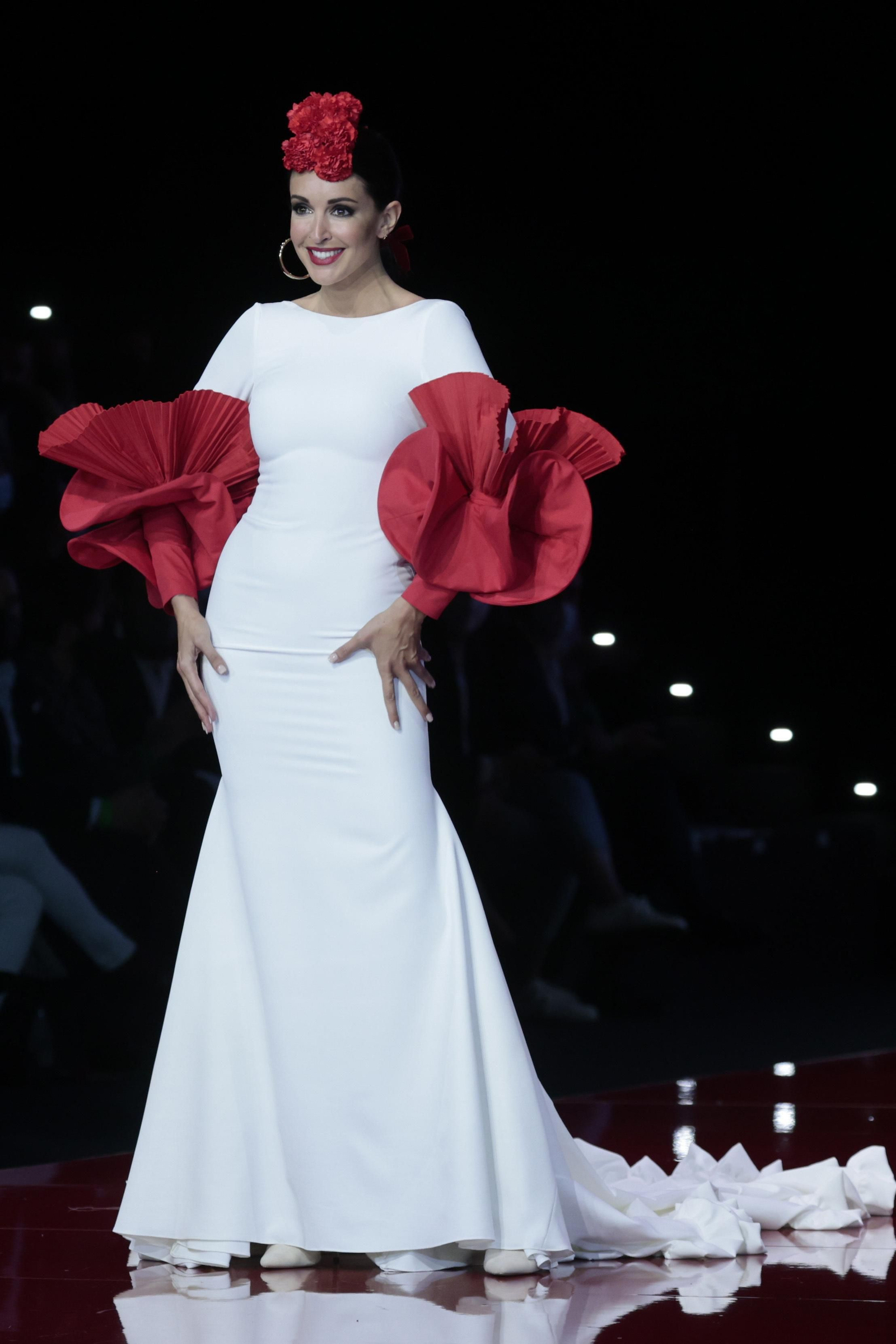 La modelo Noelia López con bata de cola de Ana Morón vista en SIMOF 2022.