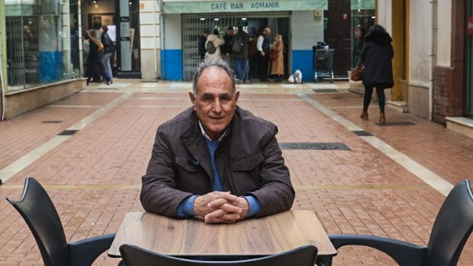 Rafael Núñez, en una mesa de la calle Rábida.