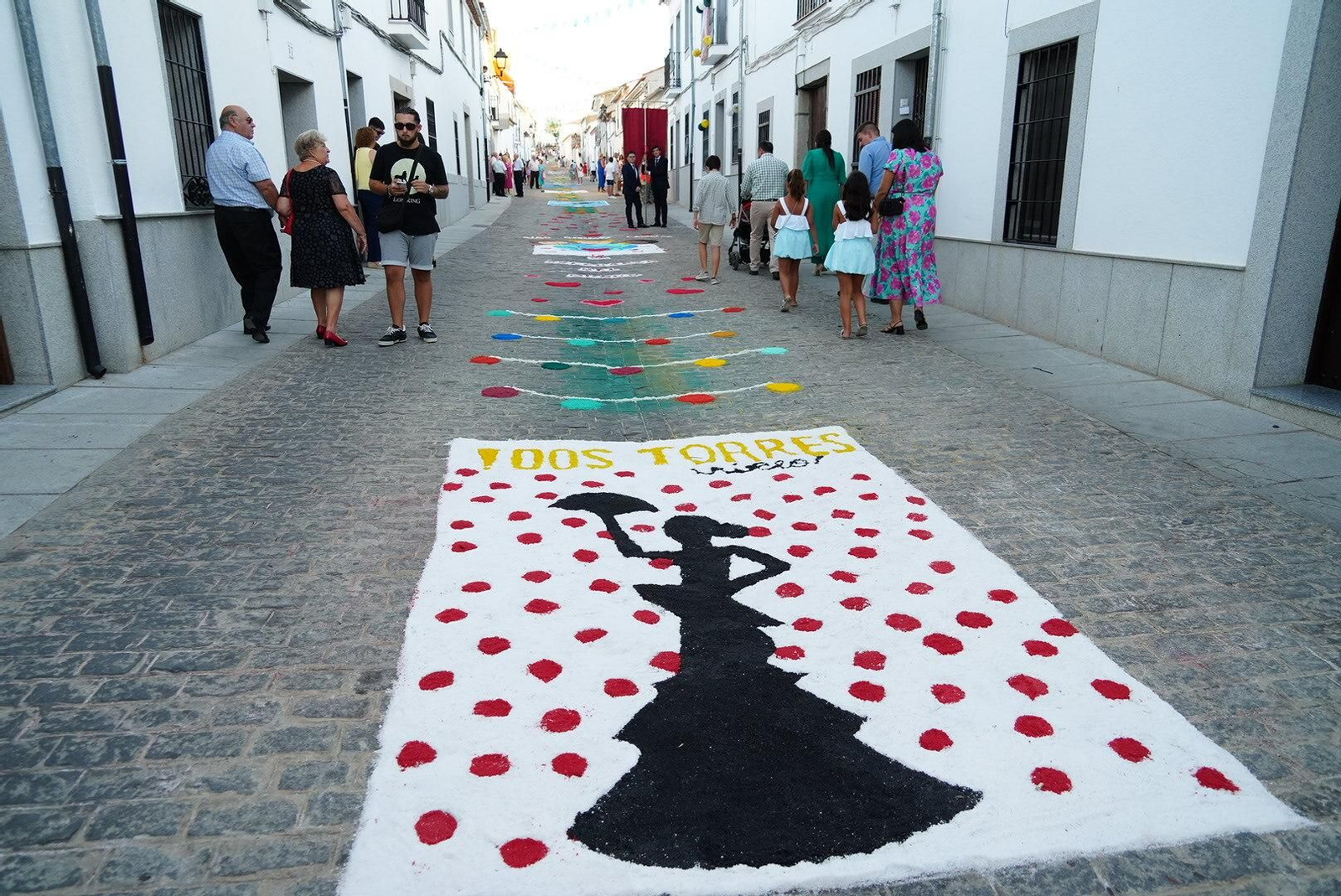 La procesión de San Roque en Dos Torres sobre las alfombras de sal, en imágenes