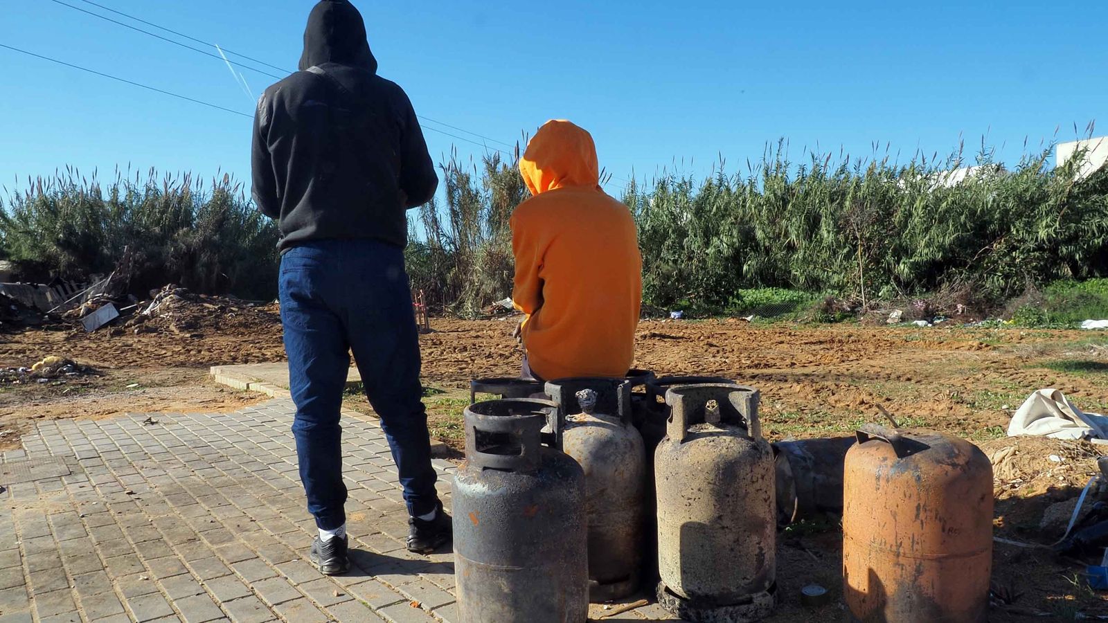 Dos de los afectados observan la zona arrasada