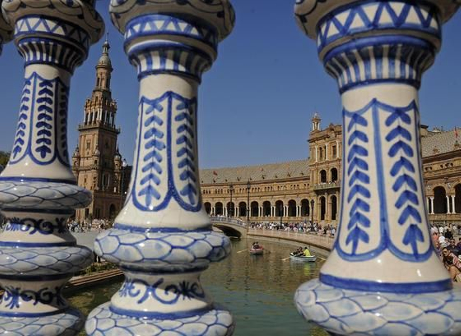 Los sevillanos disfrutan de la "nueva" Plaza de España.

Foto: Juan Carlos Vázquez