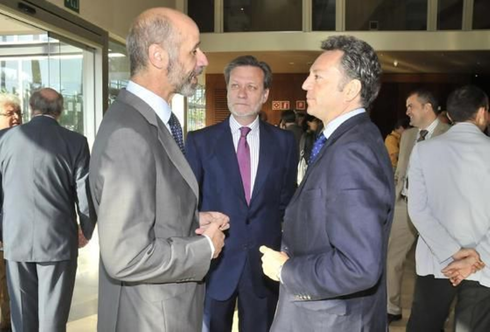 José Domínguez Abascal, secretario general técnico de  Abengoa, y Miguel Ángel de la Rosa, catedrático de  Biología Molecular, conversan con José Joly, presidente  del Grupo Joly.  Foto: Juan Carlos Vázquez