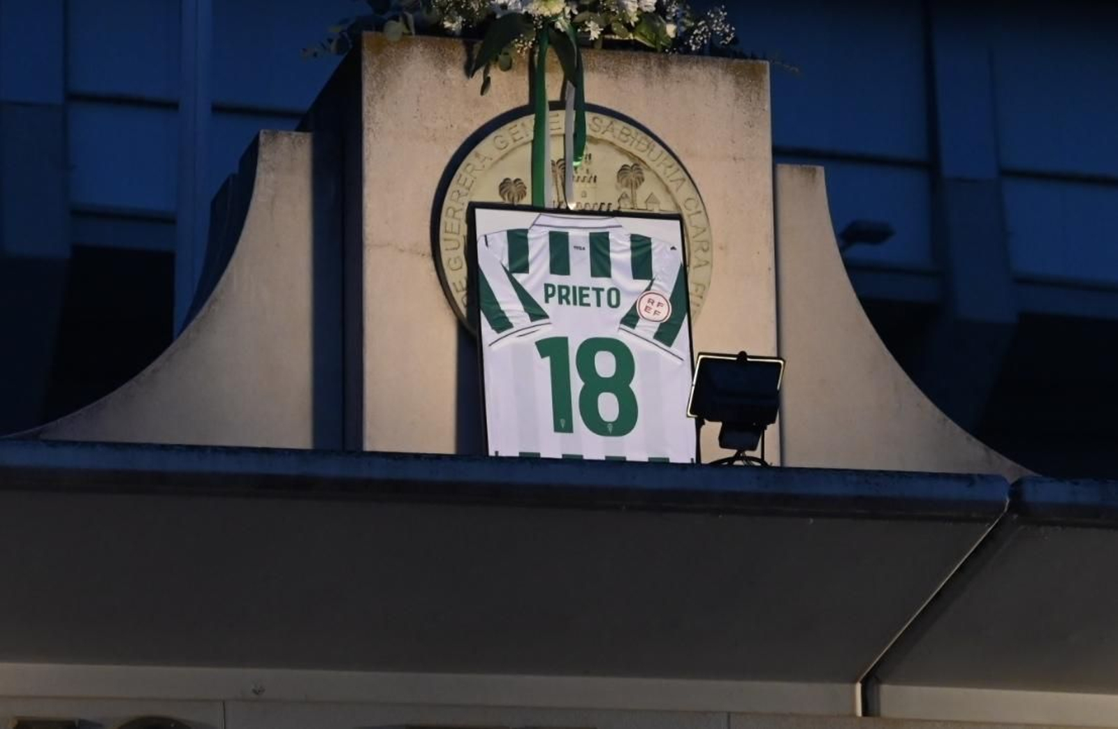 El homenaje del Córdoba CF a Álvaro Prieto a las puertas de El Arcángel, en imágenes