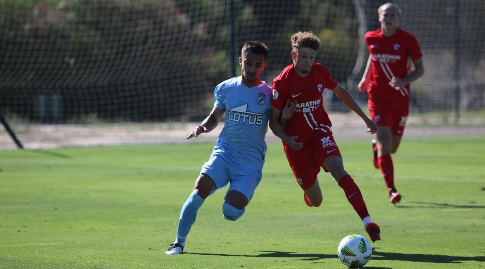 Simo pugna por el balón con Alomerovic, en un partido del Sevilla Atlético contra la Balona.