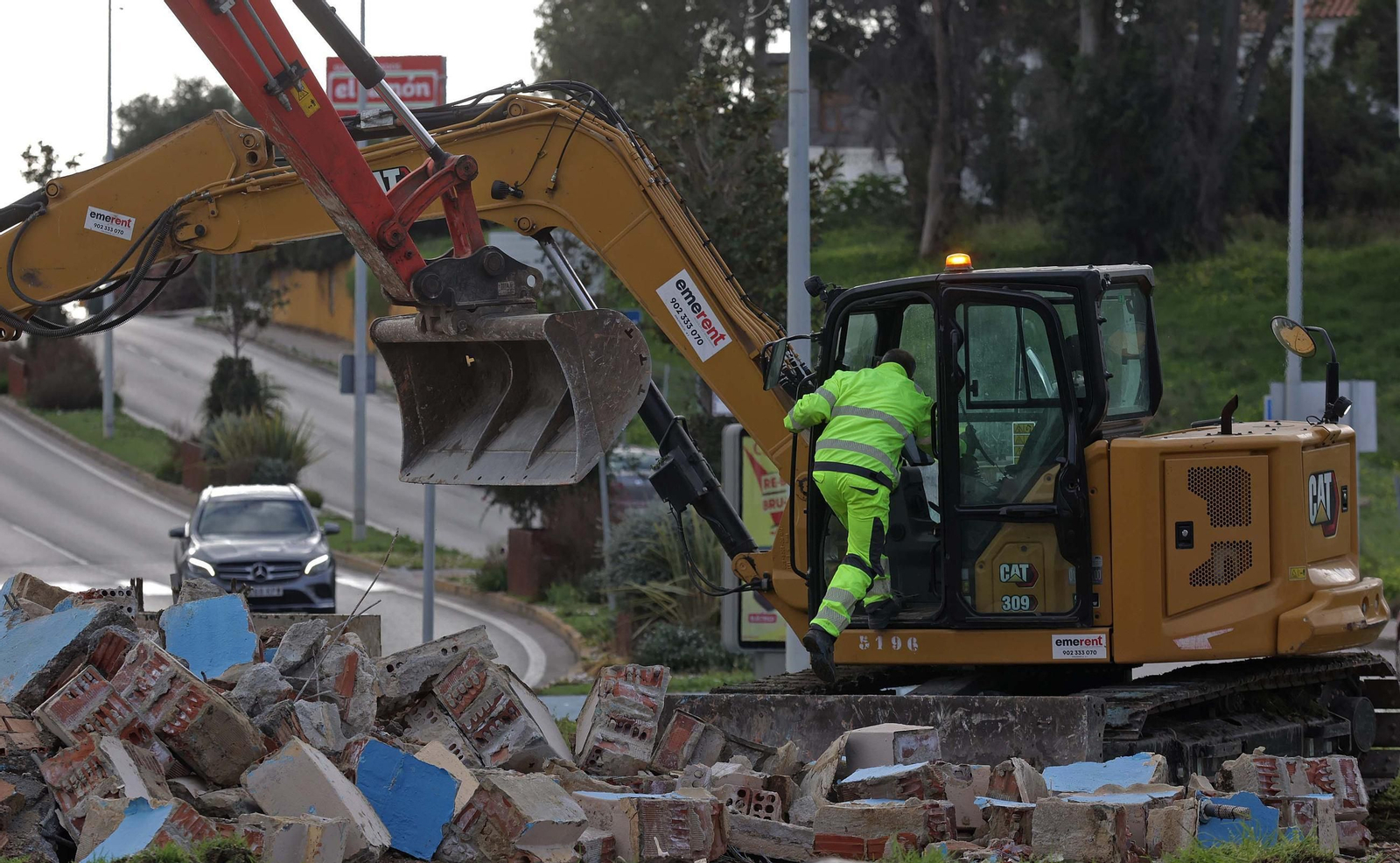 Fotos de la demolición de la fuente de la rotonda del Varadero en Algeciras