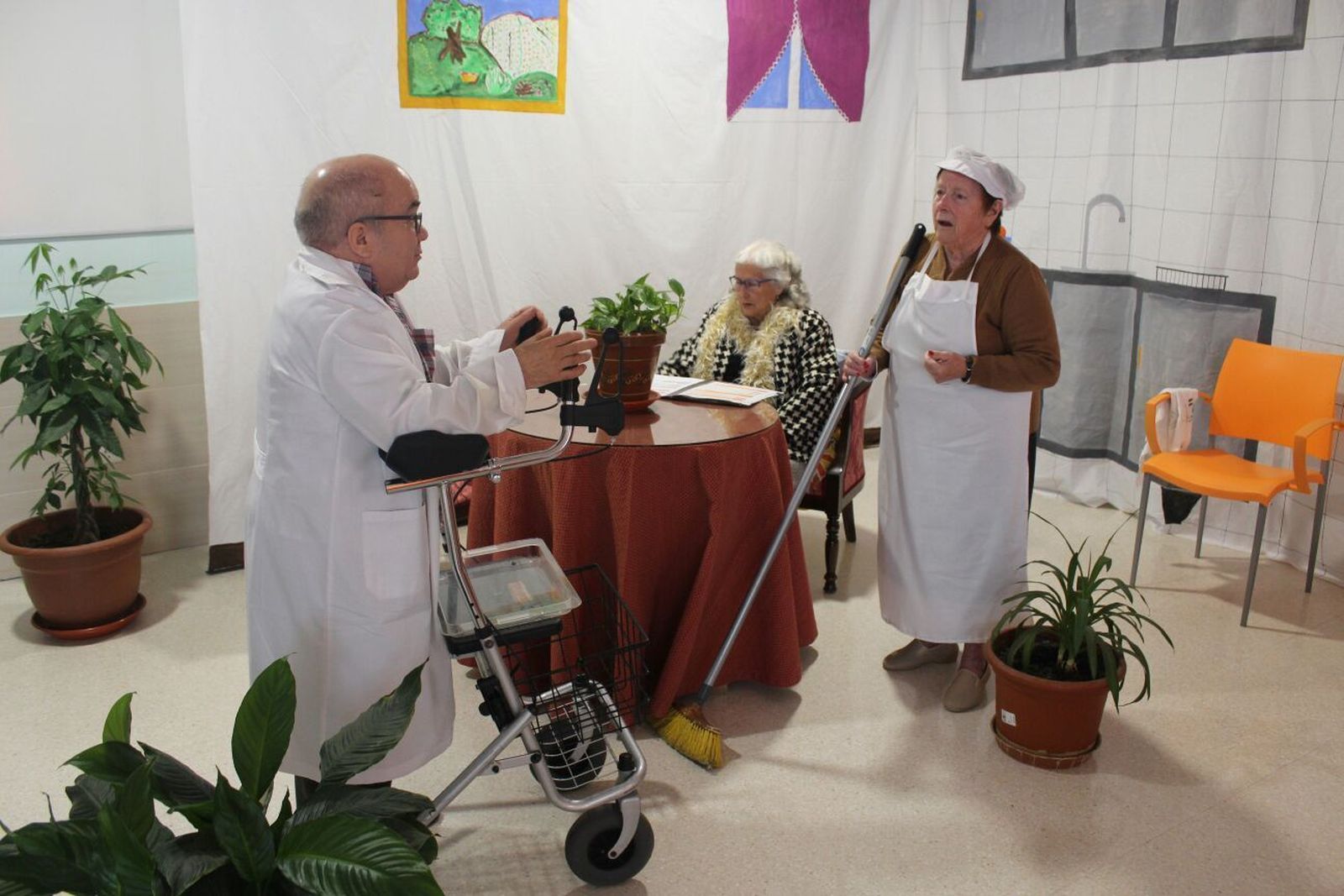 Ancianos  de Montefrío se suben al escenario