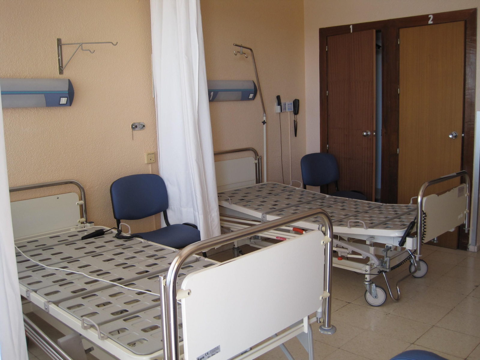 Camas vacías durante el periodo estival en el Hospital Reina Sofía