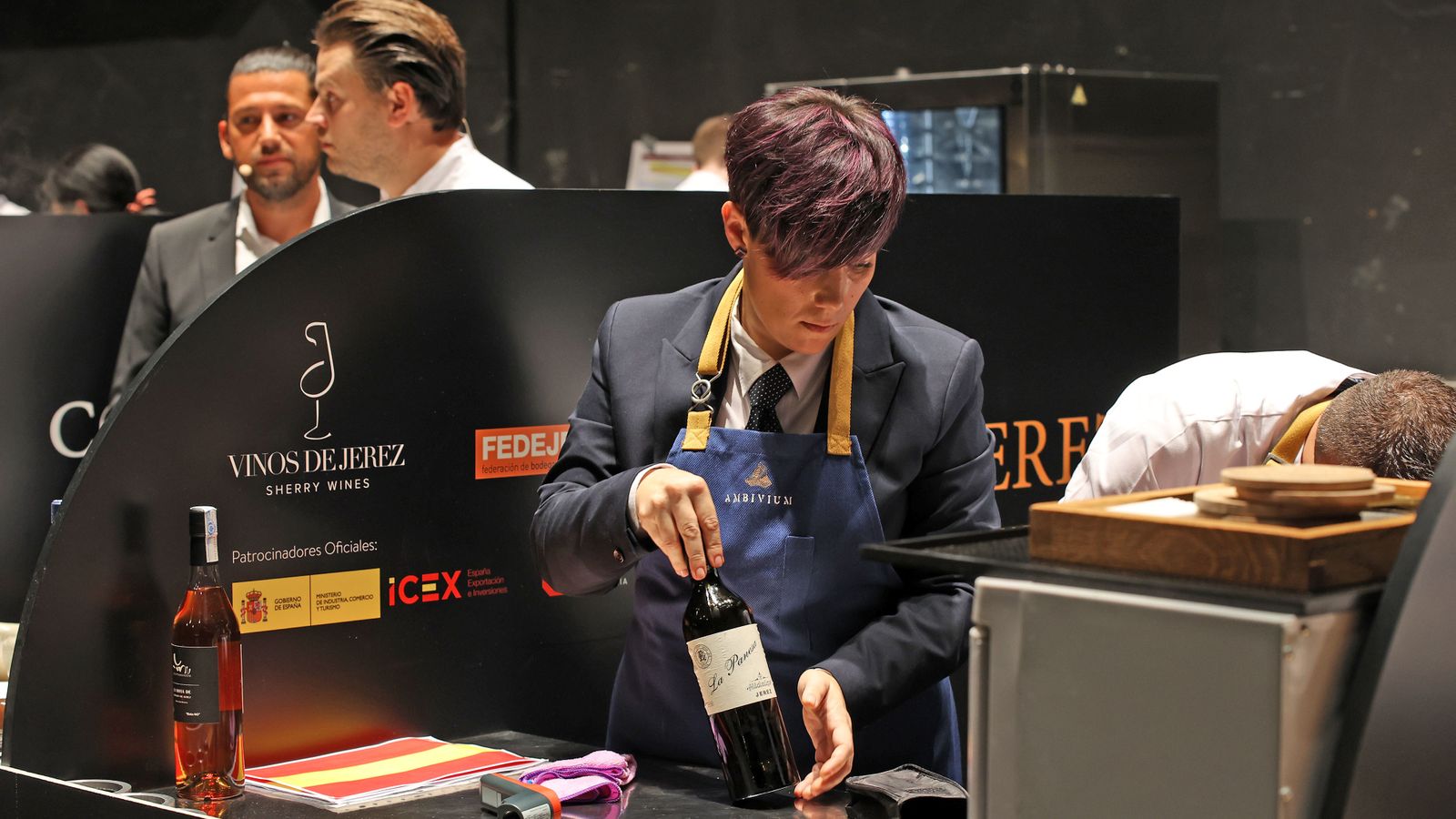 La sumiller del equipo español con uno de los vinos de Jerez de su propuesta de maridaje en la final de Copa Jerez.