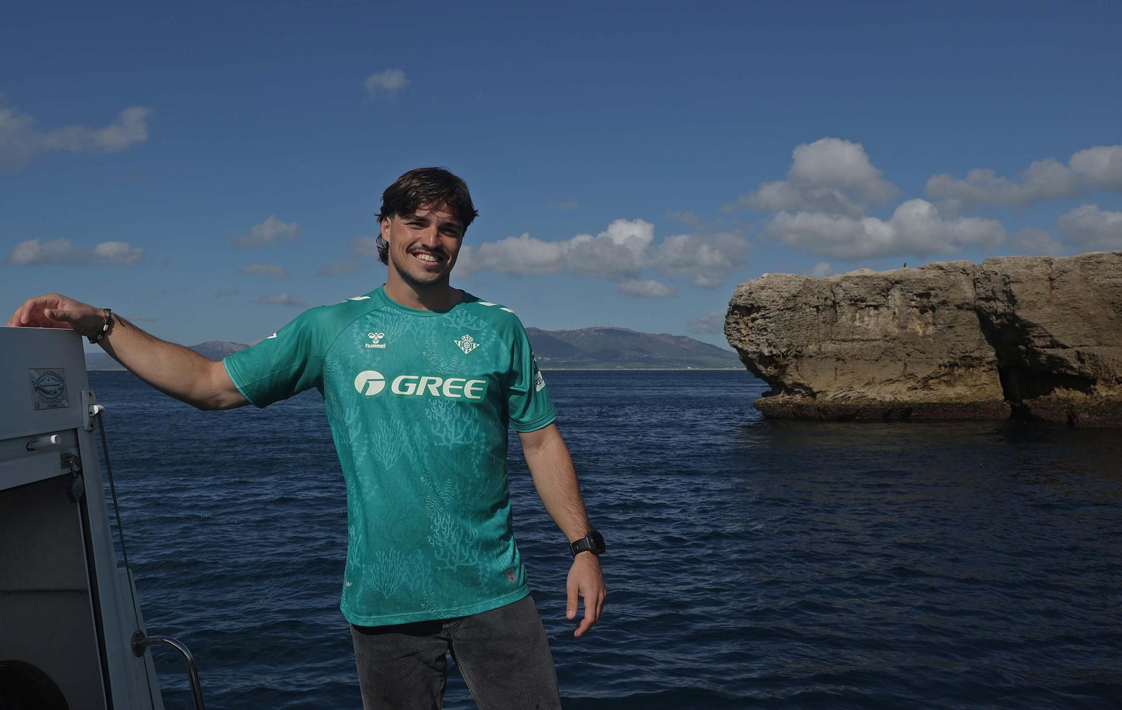 Fotos de la nueva camiseta ecológica del Real Betis fabricada con algas