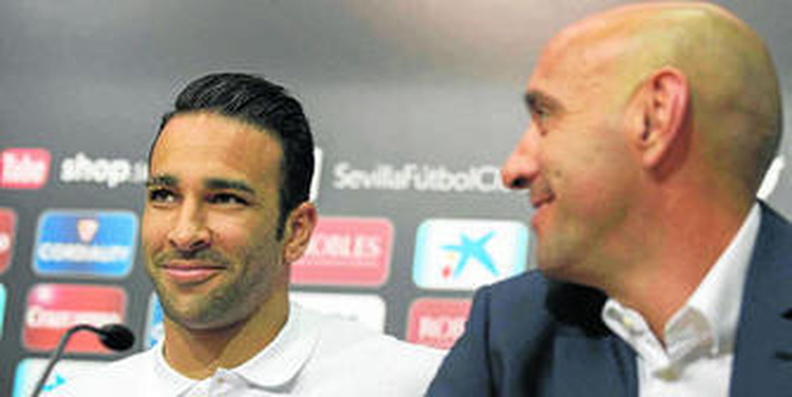 Monchi sonríe mirando a Rami en la presentación del jugador francés.