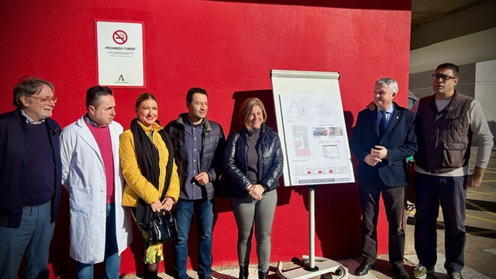 El delegado de Salud, Juan de la Cruz, conoce el proyecto de la nueva sala de Fisioterapia