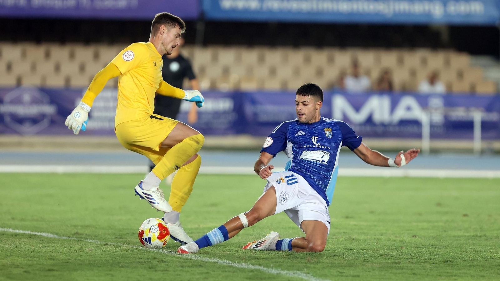 Imágenes del Trofeo Feria de la Vendimia entre el Xerez CD y el Juventud Torremolinos en Chapín