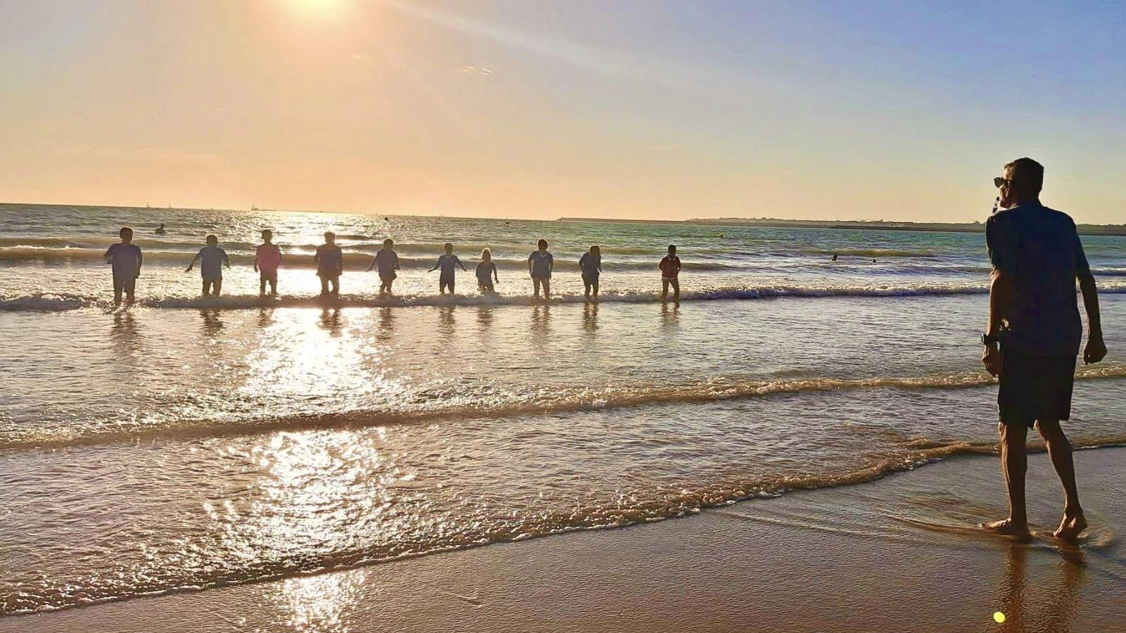 El entrenador jerezano, en la playa con su equipo.