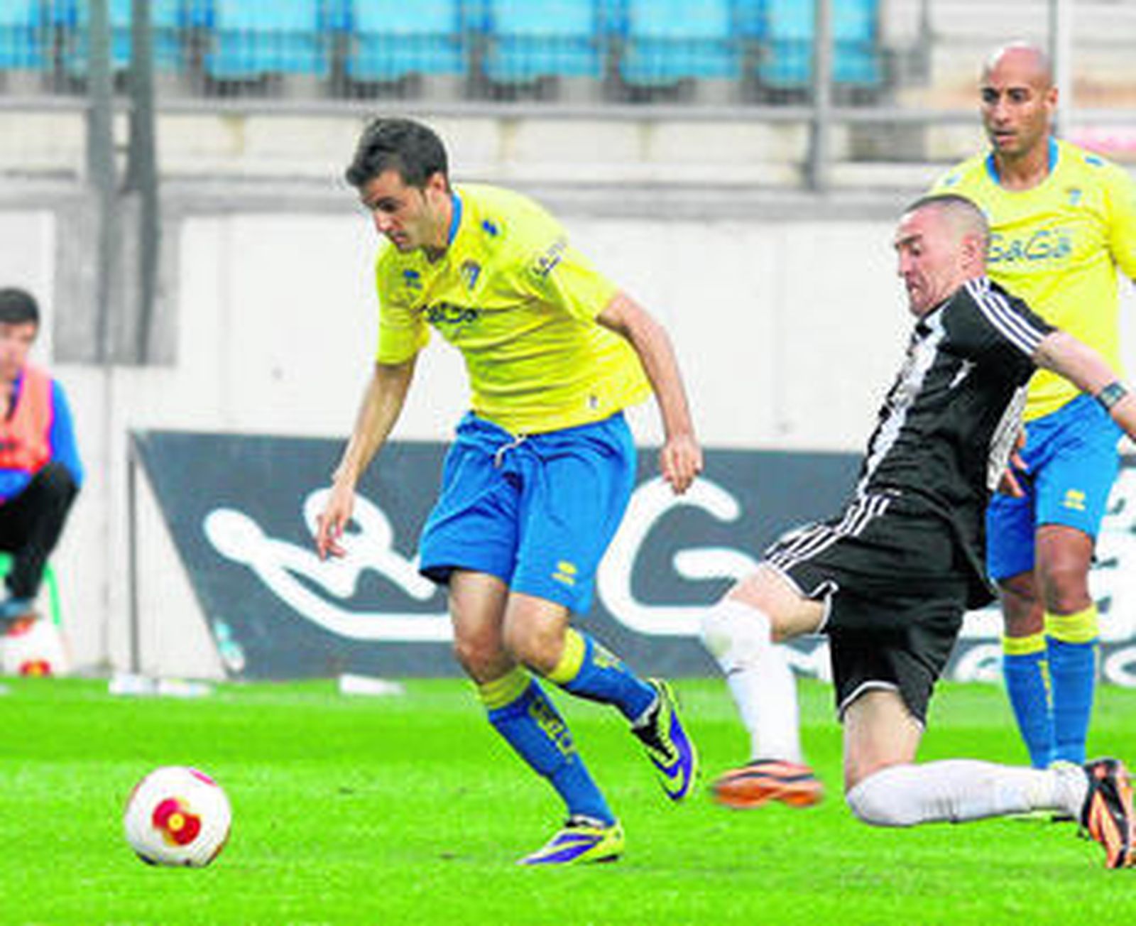Juan Villar (arriba) y Airam Cabrera, el pasado domingo en el encuentro contra la Balona.