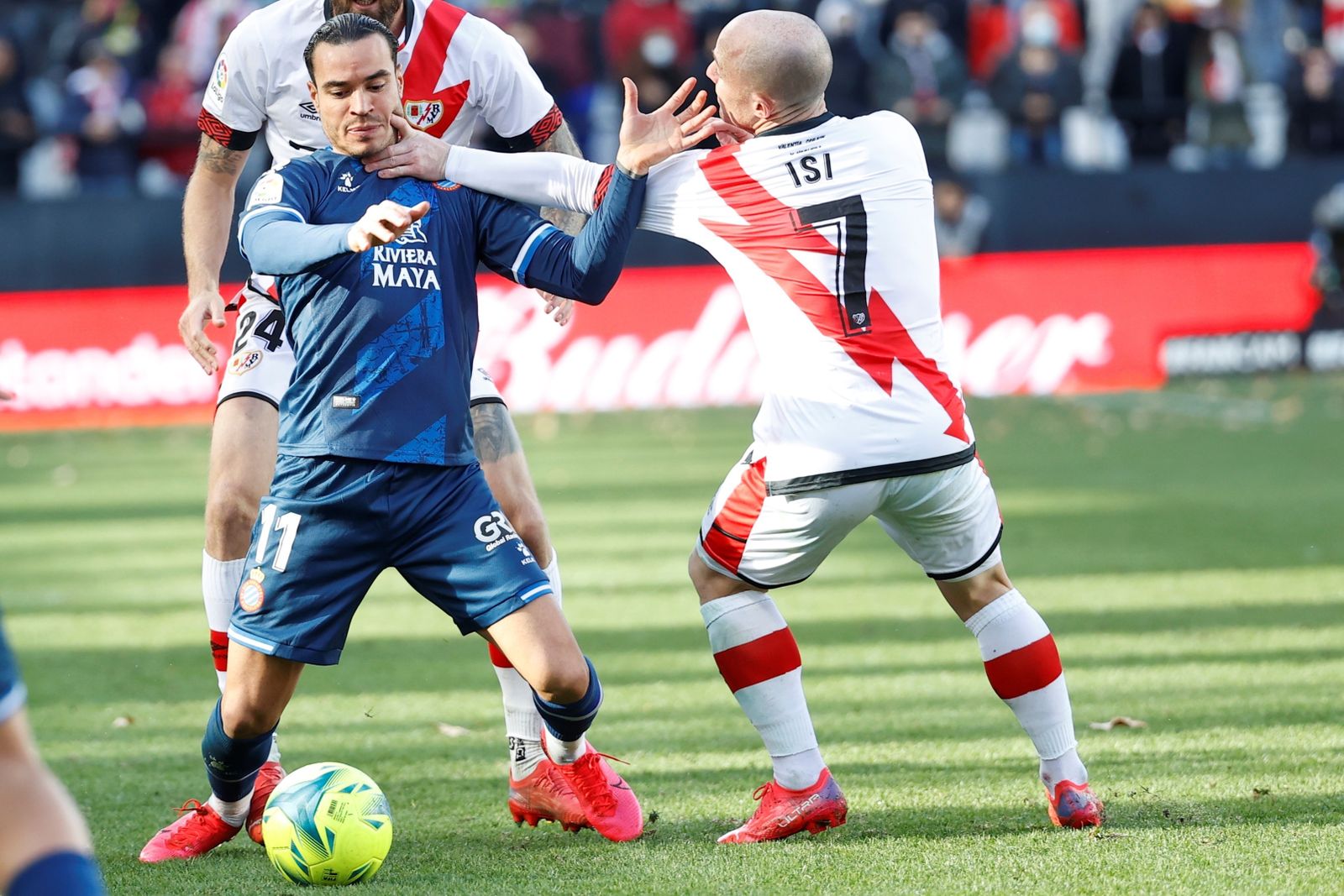 Isi Palazón forcejea con Raúl de Tomás durante el partido.