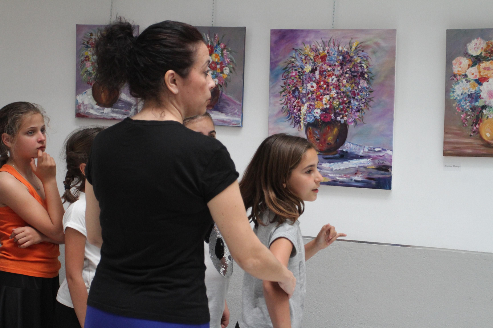 Distintos momentos de la inauguración de la exposición. Sobre estas líneas, Pilar Barroso y Alfonso Aramburu.