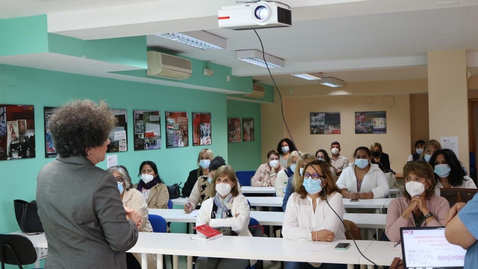 Una campaña de prevención de riesgos laborales de UGT en Málaga para profesionales de dependencia.