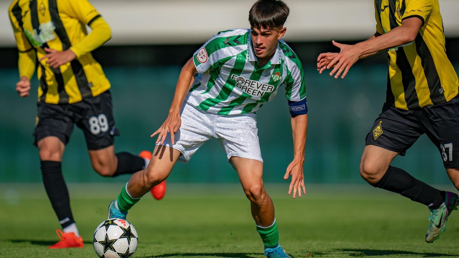 Dani Pérez en una acción en pleno partido de la Youth League