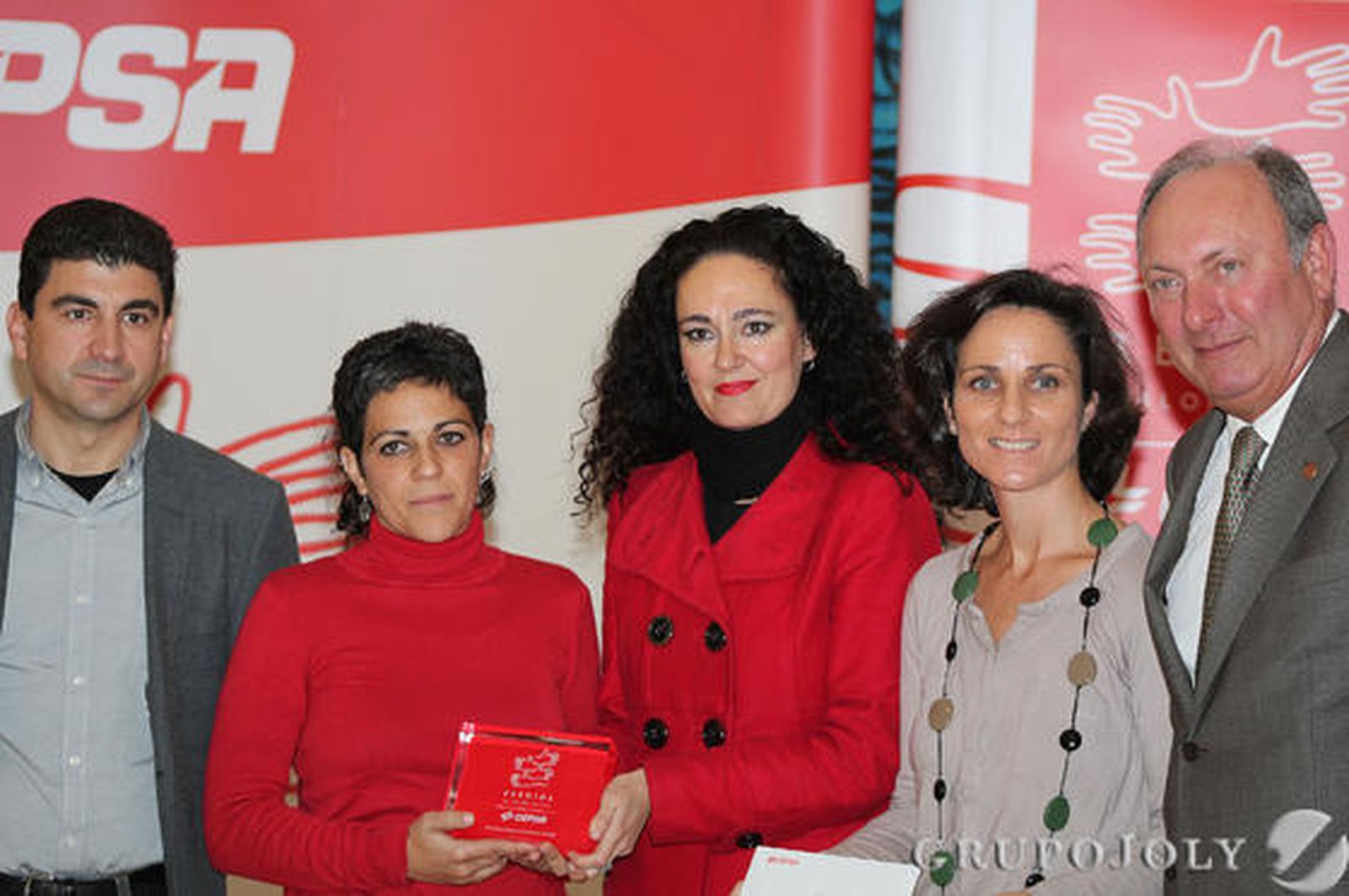 Ana Martín, Lourdes Martín, la madrina Paloma Pérez-Fontán, y el director de Cepsa La Rábida.

Foto: Ismael Hernandez