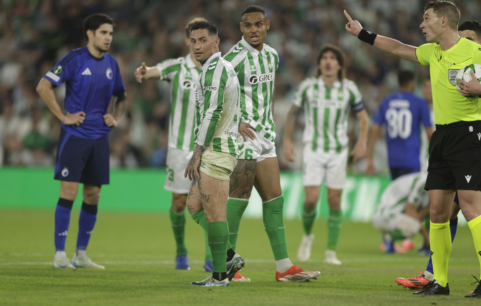 El árbitro reclama algo a Chimy Ávila, en presencia de Natan.