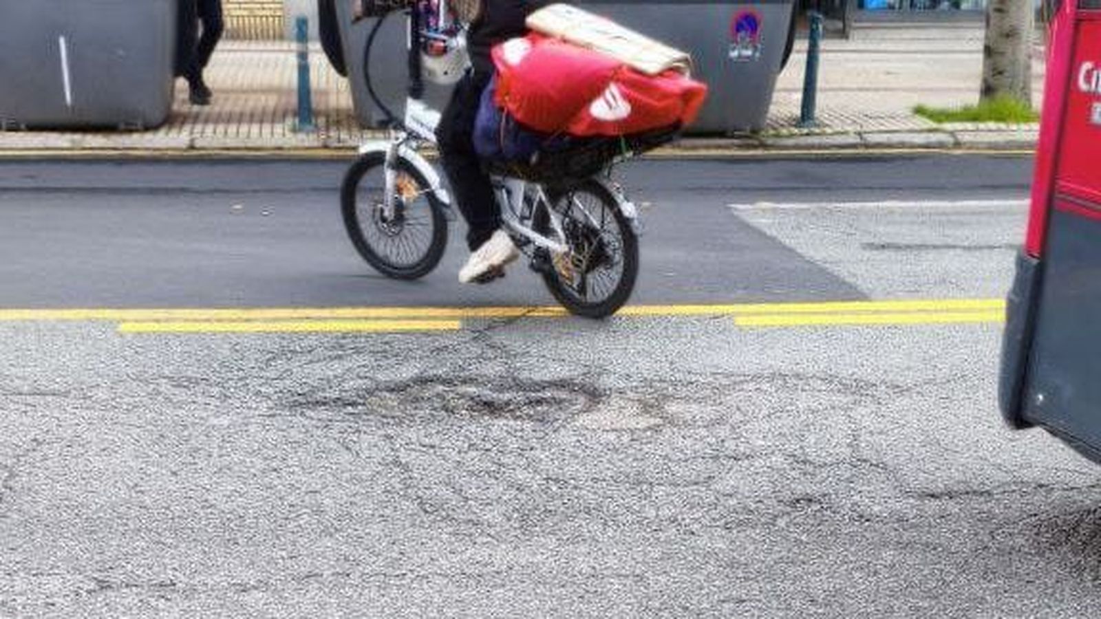 El bache en el que pudo caer el usuario del patinete.