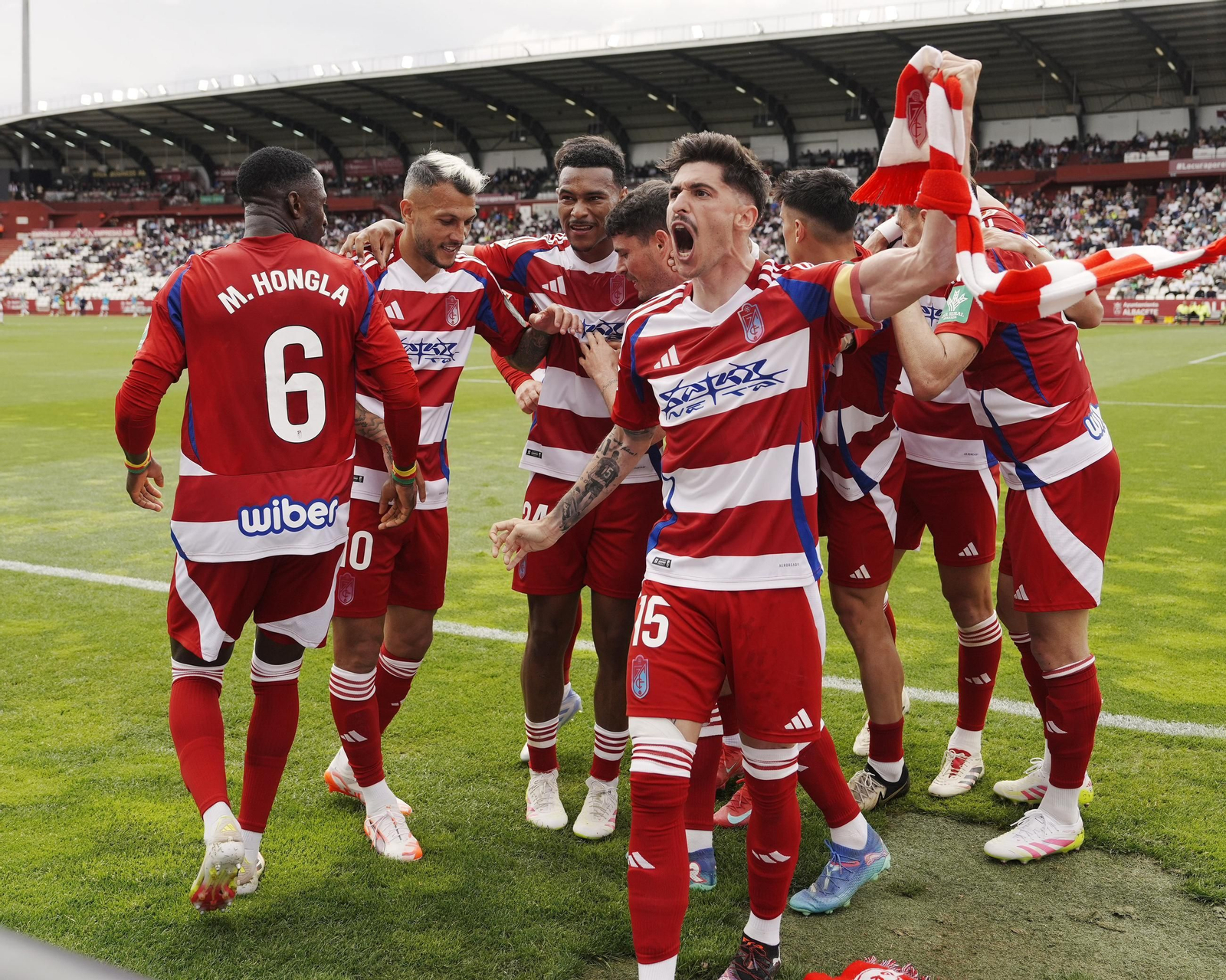 Carlos Neva celebrando un gol anotado en Albacete.